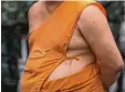  ?? Foto: Rungroj Yongrit, dpa ?? Gespendete­s Fertigesse­n macht den Mönchen in Thailand zu schaffen.
