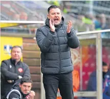  ?? ?? Manager Tam Courts rallies the Tangerines yesterday.