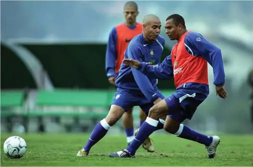  ?? PABLO REY ?? Gilberto Silva, junto a Ronaldo, en una imagen de archivo.