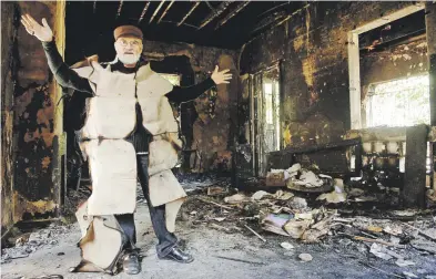  ?? archivo ?? Foto de archivo que muestra al maestro Antonio Martorell en el interior de su residencia en el Recinto de Cayey de la UPR, tras haber sido destruida por un incendio. El artista posa cubierto por un lienzo quemado.
