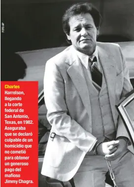  ??  ?? Charles Harrelson, llegando a la corte federal de San Antonio, Texas, en 1982. Aseguraba que se declaró culpable de un homicidio que no cometió para obtener un generoso pago del mafioso Jimmy Chagra.