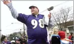  ?? JEFF ZELEVANSKY — THE ASSOCIATED PRESS FILE ?? Tony Siragusa holds the Vince Lombardi trophy as he rides with his wife, Kathy, in a 2001 parade in his hometown of Kenilworth, N.J.