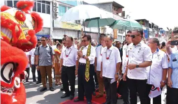  ??  ?? Abang Johari (third left), Penguang (second right) and others being welcomed by a lion dance troupe.