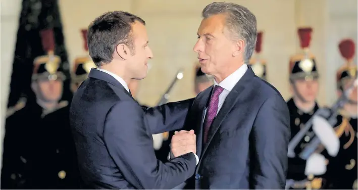  ?? AFP ?? Saludo. Mas allá de no lograr un avance claro en la firma de la asociación comercial entre ambos bloques, la reunión Macron-Macri fue muy cordial.