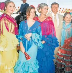  ??  ?? COLORIDAS. Máxima y sus hijas con vestimenta andaluza para celebrar con 120 invitados el día en que ella conoció a Guillermo.