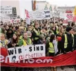  ?? FOTO: AFP ?? Air-Berlin-Mitarbeite­r vor dem Kanzleramt.