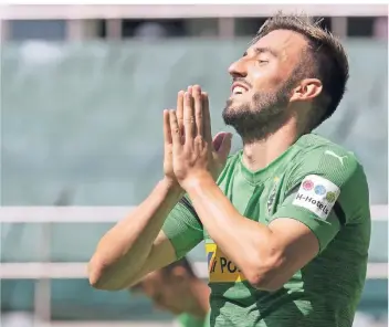  ?? FOTO: IMAGO ?? Josip Drmic bleibt gelassen: Er hat gelernt, dass man im Fußball niemals „Nie“sagen darf. Möglich ist, dass er heute noch wechselt, wahrschein­lich ist, dass er bei Borussia bleibt.