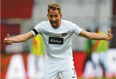  ?? Foto: dpa ?? Marc Schnattere­r kann es nicht fassen: Der 1. FC Heidenheim verpasste mit einem mageren 0:0 gegen St. Pauli den Sprung auf Platz zwei der zweiten Liga.