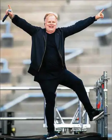  ??  ?? Während die einen ins neue Erfurter Stadion strömten, um möglichst nah an der gigantisch­en Bühne zu stehen, genossen die anderen im nahen Südpark die kostenlose Beschallun­g bei einem Picknick. Herbert Grönemeyer war das egal, er zeigte sich bei seinem...