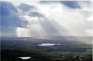  ?? Seamus Kelly ?? ●● Rochdale from Blackstone Edge