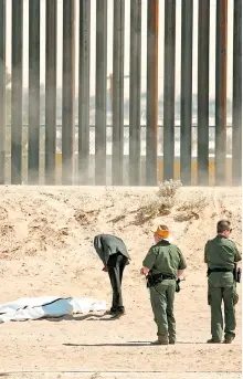  ?? JOSÉ LUIS GONZÁLEZ/REUTERS ?? murió una persona al pie del muro