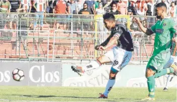  ??  ?? ► Jiménez anota de derecha el 3-2 ante Audax Italiano, en La Cisterna.