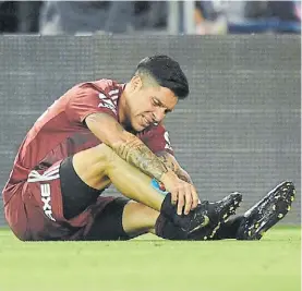  ?? PRENSA RIVER ?? ¡Ay qué dolor!. Enzo Pérez y el tobillo derecho lastimado.