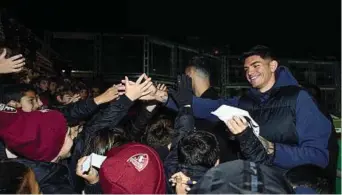  ?? ?? Fan zone Raoul Bellanova firma autografi ai giovani calciatori del Toro, l’ex Inter è felice di vivere a Torino