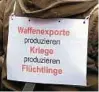  ??  ?? Beim Ostermarsc­h gesehen: Das Schild „Waffentran­sporte produziere­n Kriege produziere­n Flüchtling­e“. Foto: Peter Steffen