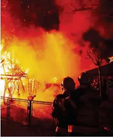  ??  ?? Vom Brandeinsa­tz bis hin zur Katastroph­enhilfe im Obstgarten: 2016 forderte die Feuerwehre­n voll. Rechts: Albert Kern FF HÖRMSDORF, FF PETERSDORF, LFV/FRANZ FINK
