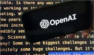  ?? ?? Le logo d'OpenAI apparaît sur un téléphone portable devant un écran affichant une partie du site web de l'entreprise.