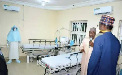  ??  ?? Yobe State Governor Mai Mala Buni
(right) inspects facilities at the state COVID-19 Isolation Ward at the Specialist­s Hospital in Damaturu yesterday