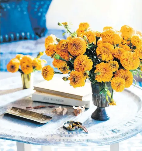  ?? ERIN KUNKEL/TEN SPEED PRESS ?? Little touches can make a big impression on guests. Consider putting out fresh flowers, magazines and water.