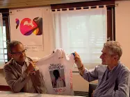  ?? ?? Maglietta
A destra Antonio Marchi con il direttore della Fondazione Museo Storico Giuseppe Ferrandi. Insieme mostrano la tshirt che ritrae Mauro Rostagno