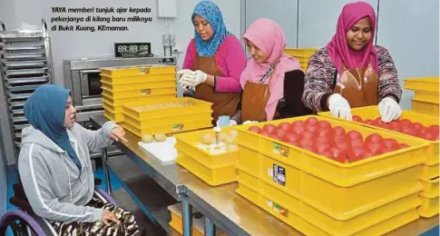  ??  ?? YAYA memberi tunjuk ajar kepada pekerjanya di kilang baru miliknya di Bukit Kuang, KEmaman.