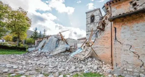  ?? Foto: imago ?? Viele ältere Gebäude wurden bei dem schweren Erdbeben in Mittelital­ien zerstört. Unser Foto wurde in Villa S. Antonio aufgenomme­n, einem Dorf, das zur Gemeinde Visso gehört. Die Ausläufer des Bebens vom Mittwochab­end waren sogar in Österreich und...