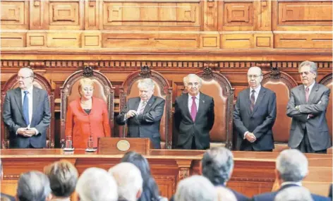  ??  ?? El pleno de la Corte Suprema, junto a la Presidenta Michelle Bachelet, en la ceremonia de inicio del año judicial.