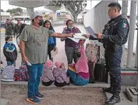  ?? ?? FRONTERA. Migrantes intentan cruzar desde México a EEUU.