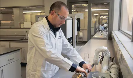  ?? | Supplied ?? DR JACK Fletcher of Hydrogen Energy Applicatio­ns assembles the cartridge that holds the catalyst, which is one of the components of the Hyena Power Pod, in one of the Catalysis Analytical Laboratori­es, which is in the Chemical Engineerin­g section at UCT.