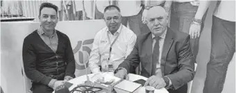  ?? ?? Ricardo Céspedes, gerente de La Voz, con José Martínez Portero y José Luis Heredia.