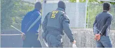  ?? FOTO: DPA ?? An dem Großeinsat­z waren Hunderte Polizisten beteiligt.