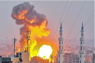  ?? BASHAR TALEB/AFP ?? Una bomba israelí explotó, ayer, sobre la ciudad de Gaza