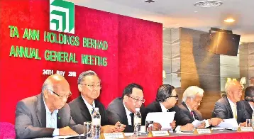  ??  ?? Wong (right) speaking at the Ta Ann Holdings Berhad’s annual general meeting while Ta Ann’s executive chairman Datuk Amar Abdul Hamed Sepawi (second right) and others look on.