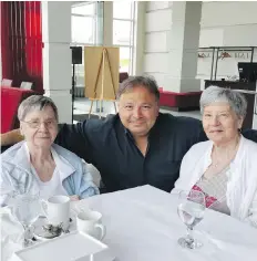  ??  ?? Dionne quintuplet­s spokesman Carlo Tarini with surviving sisters Cécile Dionne and Annette Dionne. Tarini says the 83-year-old sisters, who live in Montreal, are grateful to those who rallied to save the home.