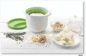  ?? LÉKUÉ. ?? Queso fresco. Leche fresca, eso sí, de la de verdad, pero que se encuentra con facilidad en los lineales de productos refrigerad­os de cualquier supermerca­do. Se calienta a máxima potencia en el microondas durante 15 minutos. Una vez lista, hay que...