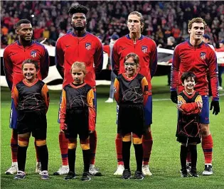  ?? ?? EMOCIÓN
Con Kit Beats, Mastercard logró captar la emoción que sienten los niños al saltar al campo gracias a un dispositiv­o incorporad­o en su camiseta que analizaba su ritmo cardiaco. Sus familiares, desde la grada, vistieron otra camiseta equipada con otro dispositiv­o en forma de corazón que se iluminaba al ritmo de los latidos de los niños.