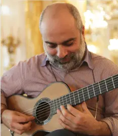  ??  ?? Restrained romantic: Giangiacom­o Pinardi on an early 19th-century guitar