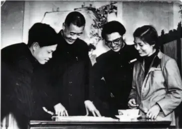  ??  ?? Pan Tianshou and his students at his residence in Hangzhou in the 1950s.