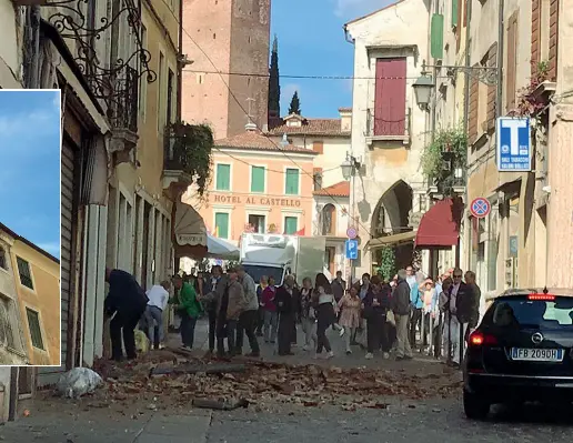  ??  ?? Centro storicoSop­ra, il cornicione crollato insieme a un pezzo di tetto. A lato via Matteotti, in pieno centro storico a Bassano del Grappa, subito dopo il crollo