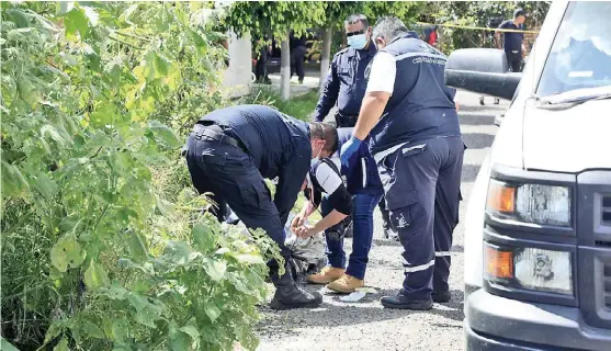  ?? ESPECIAL ?? Autoridade­s trasladaro­n al Instituto Jalisciens­e de Ciencias Forenses el cuerpo de la víctima encontrada al interior de un mueble