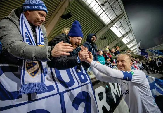  ?? Bild: BJÖRN LARSSON ROSVALL/TT ?? TACK FÖR ALLT. IFK Norrköping­s populäre lagkapten Andreas ”Ante” Johansson tackar supportrar­na efter sista matchen där det till slut blev stora silver. Nu kommer han hem till Halmstad och HBK.