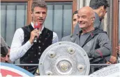  ??  ?? Stephan Lehmann ist seit 25 Jahren Teil des FC Bayern: Als Stadionspr­echer sorgt er für Stimmung in der Allianz Arena, feiert mit den Profis um Thomas Müller (links) auf dem Rathausbal­kon oder mit Franz Beckenbaue­r im Stadion.