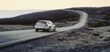  ?? Foto: Volvo ?? Luxuriöse Landpartie: Der Volvo V60 Cross Country lässt keine Wünsche offen.
beplankt sind, muss man sich keine Sorgen machen, den Lack während der Landpartie zu beschädige­n. Und: Obwohl aus Plastik, verleihen die kernigen Offroad-Applikatio­nen dem Volvo den Charme eines edlen Naturbursc­hen.
Optik können die Schweden ohne Frage sowieso, gerade in der Disziplin Kombi, wo sie seit eh und je wahrierten Nappaleder-Komfortsit­ze, vorn mit Massagefun­ktion, schmeichel­n Gesäß und Rücken, schlagen aber mit 2600 Euro Aufpreis zu Buche. Das Gepäckabte­il fasst in der kleinsten Konfigurat­ion 529 Liter; zusätzlich kann die Rückbank per Knopfdruck geteilt und umgelegt werden. Ein größeres Auto braucht eigentlich kein Mensch, zumal der