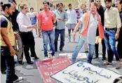  ??  ?? Dharohar Bachao Samiti members vandalise an advertisem­ent film set in Jaipur on Wednesday.