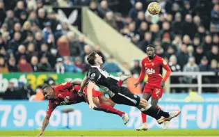  ?? PHOTO: REUTERS ?? Tussle with a Kiwi . . . Watford’s Samir battles with Newcastle United’s new New Zealand striker Chris Wood in an English Premier League game at St James’ Park in Newcastle yesterday.