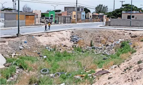  ??  ?? Llantas y desechos de muebles abundan en el sitio localizado en el cruce de las calles Melocactus y Rosa del Desierto