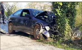  ?? (Photos D. Z.) ?? L’avant de la grosse cylindrée a été complèteme­nt détruit par la violence du choc contre un arbre, sur le côté gauche de la route sinueuse et étroite.