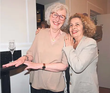  ?? Fotos: Schneider-press/erwin Schneider ?? Herzliche Umarmung: Anita Wepper und Michaela May (r.) in der Komödie im Bayerische­n Hof.