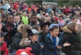  ?? KRISTI GARABRANDT — THE NEWS-HERALD ?? Over 800 students at Royalview Elementary School gathered outside the school on Oct. 26 to watch Principal Kim Cantwell and Vice-principal John Binder kiss a pig after the students reached their fund-raising goal.