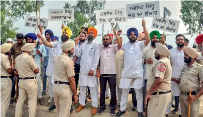  ?? PTI ?? Volunteers of Pagdi Sambhal Jatta stage a protest in Attari on Sunday against Punjab Minister Navjot Singh Sidhu’s visit to Pakistan for Prime Minister Imran Khan’s swearing-in ceremony and meeting Pakistani officials. —